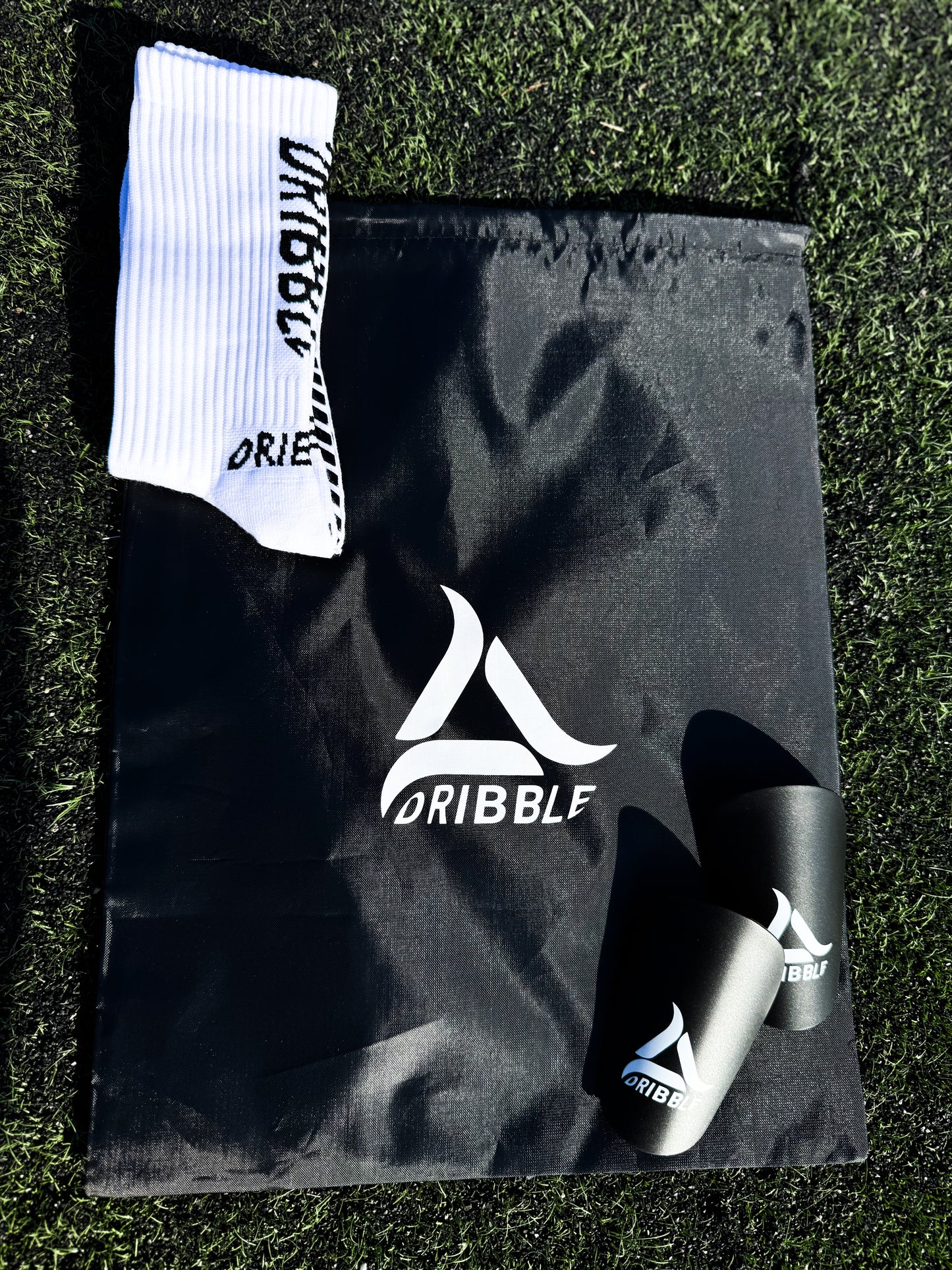 PREMIUM DRIBBLE PACK: MINI ESPINILLERAS + CALCETINES ANTIDESLIZANTES + MOCHILA